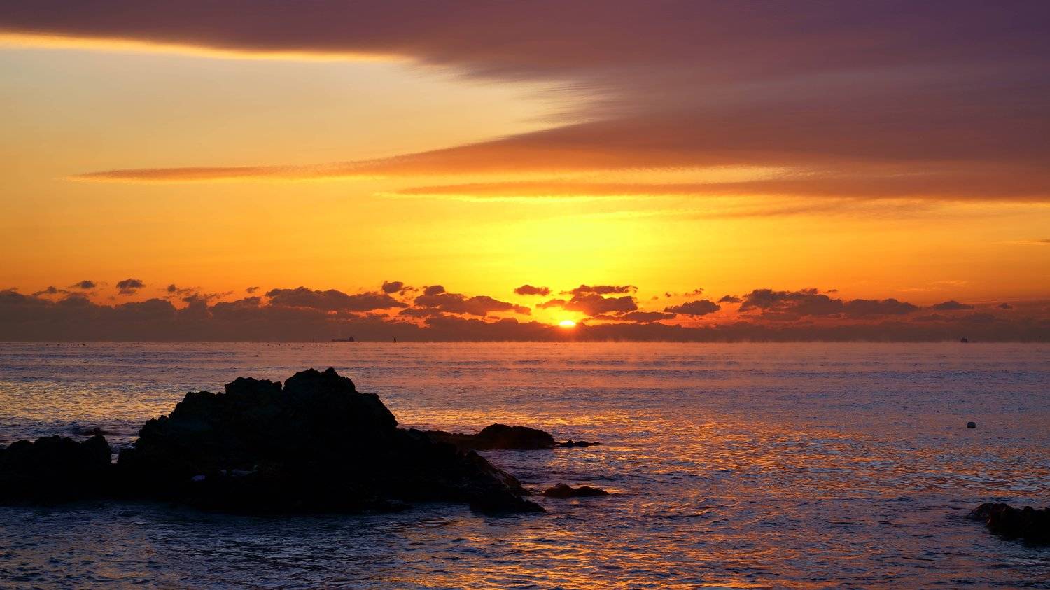 south korea,gyeongsangbukdo,ulsan,sunrise,winter,sea,seascape,water fog,sun,horizontal,sunlight,cloud,waves, Shin