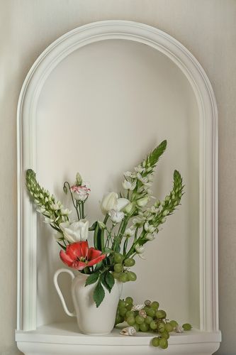 Цветы в нише