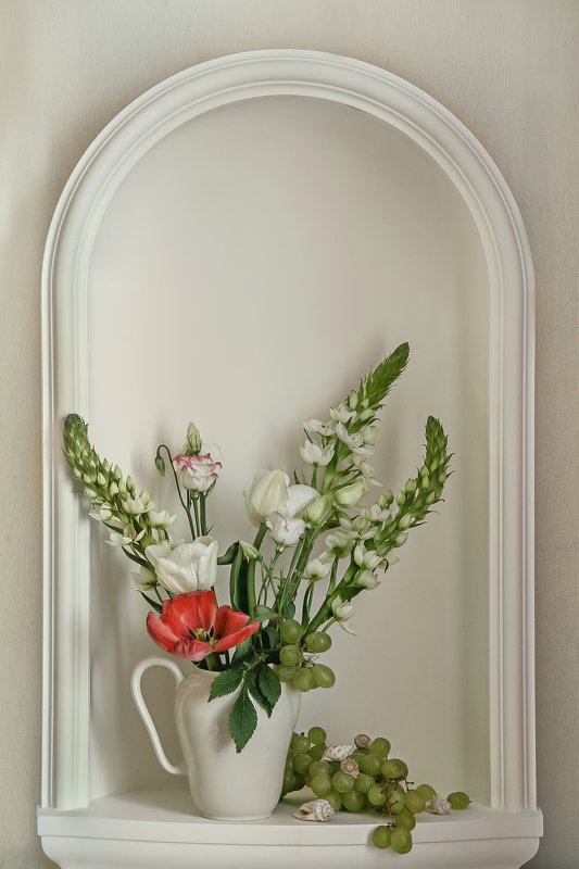 натюрморт, ниша, фарфор, цветы, виноград, ракушки Цветы в нише фото превью