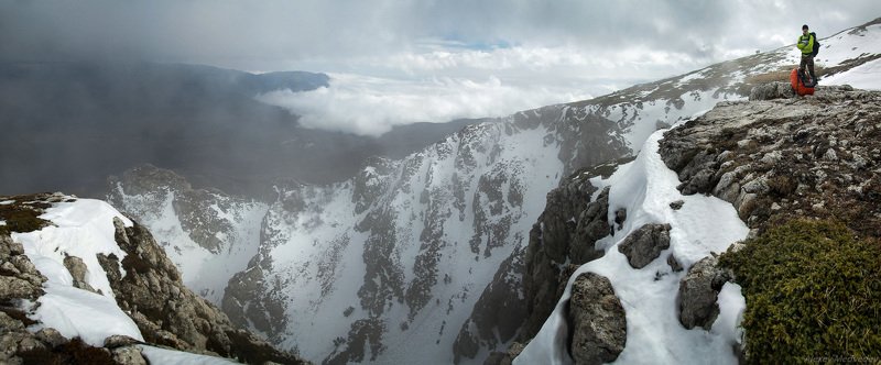 горы, Крым, облака, скалы, Чатырдаг, ангар, кулуар, Украина Скалистый Ангар фото превью