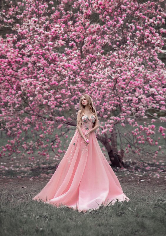 магнолия, розовый, цветения, цветы, девушка, нимфа, весна, природа, красавица, сказочное фото, образ, розовое платье, костюм, сказка, волшебство, лепестки, магия, сочи, портрет, женский портрет, юность, молодость, нежность Магнолия фото превью