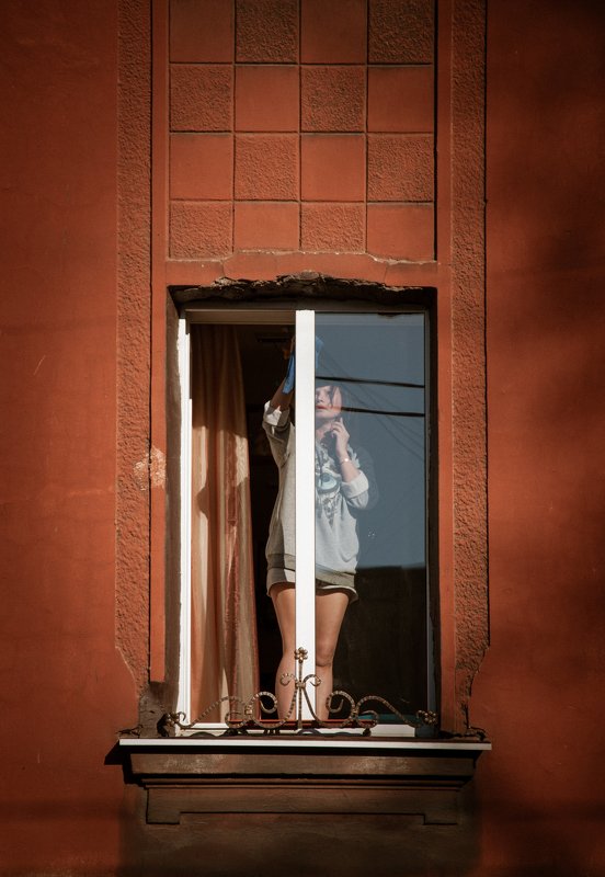 окно, девушка, весна, цвет, красный, пленка, стекло, улица, архитектура, стена, свет, window, girl, wash, spring, color, red, film, glass, street, architecture, wall, light, тень, shadow clean by spring фото превью