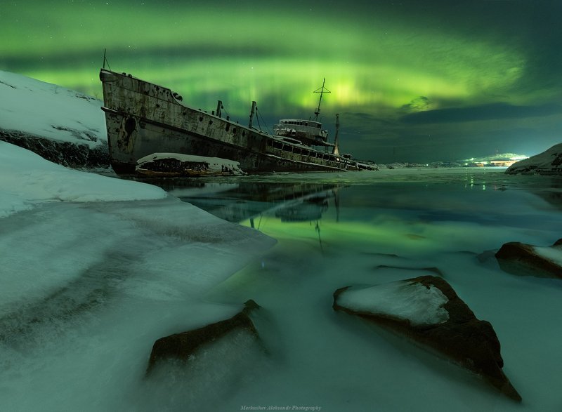 Брошенное судно в ночи фото превью