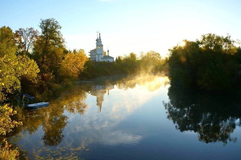 russia, suzdal, landscape, morning, houses, river, autumn, reflection, sunlight, fog, travel, beautiful, kamenka, boat Kamenka River in Autumn фото превью