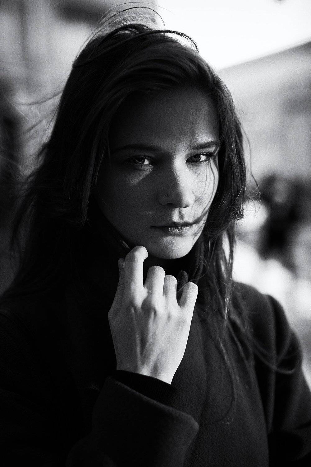 портрет, портретная фотография, женский портрет, естественный свет, на улице, прогулка, фотосессия, чб, черно-белая фотография, Матвей Кармаков