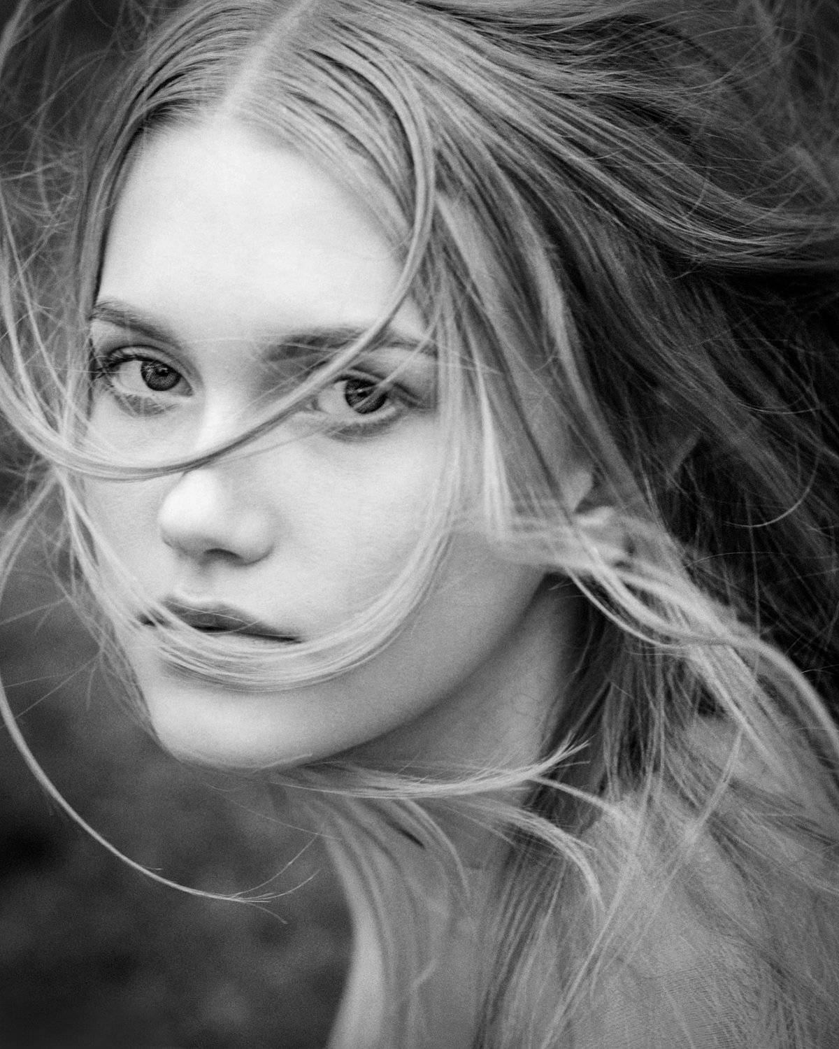 девушка, взгляд, ветер, динамика, чб, Игорь Сидорук