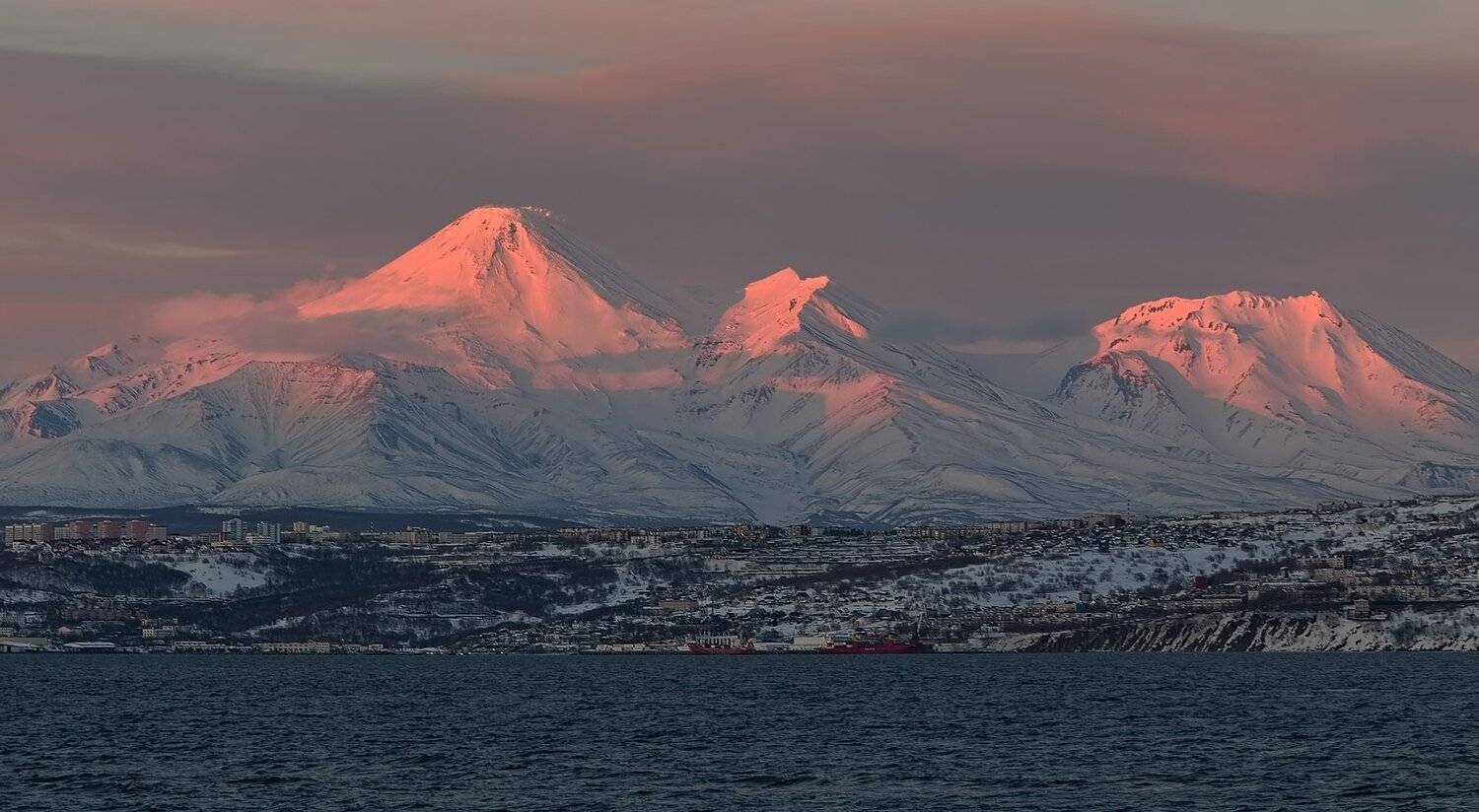 весна, вечер, город, рейд, авачинский вулкан, козельский вулкан, Евгений Паршуков