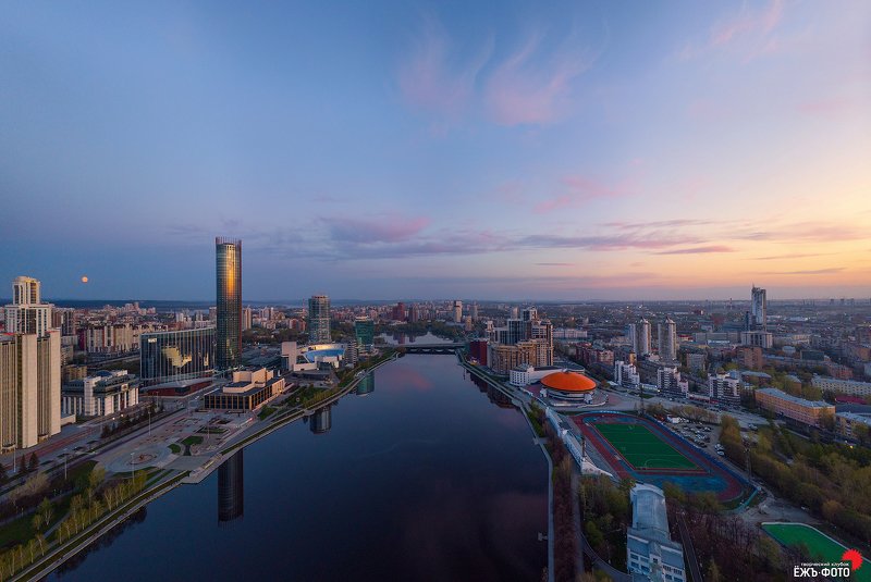 Над Екатеринбургом луна фото превью