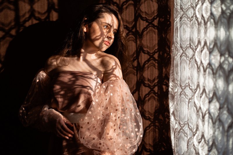 Тени, свет, в помещении, деувушка, модель, портрет, нежность,  Игра теней фото превью