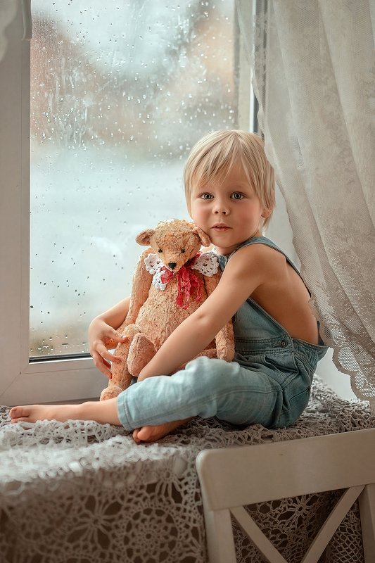 мальчик, съемка дома, у окна, дневной свет, дети, художественная фотография, дети и животные Дождливый день фото превью