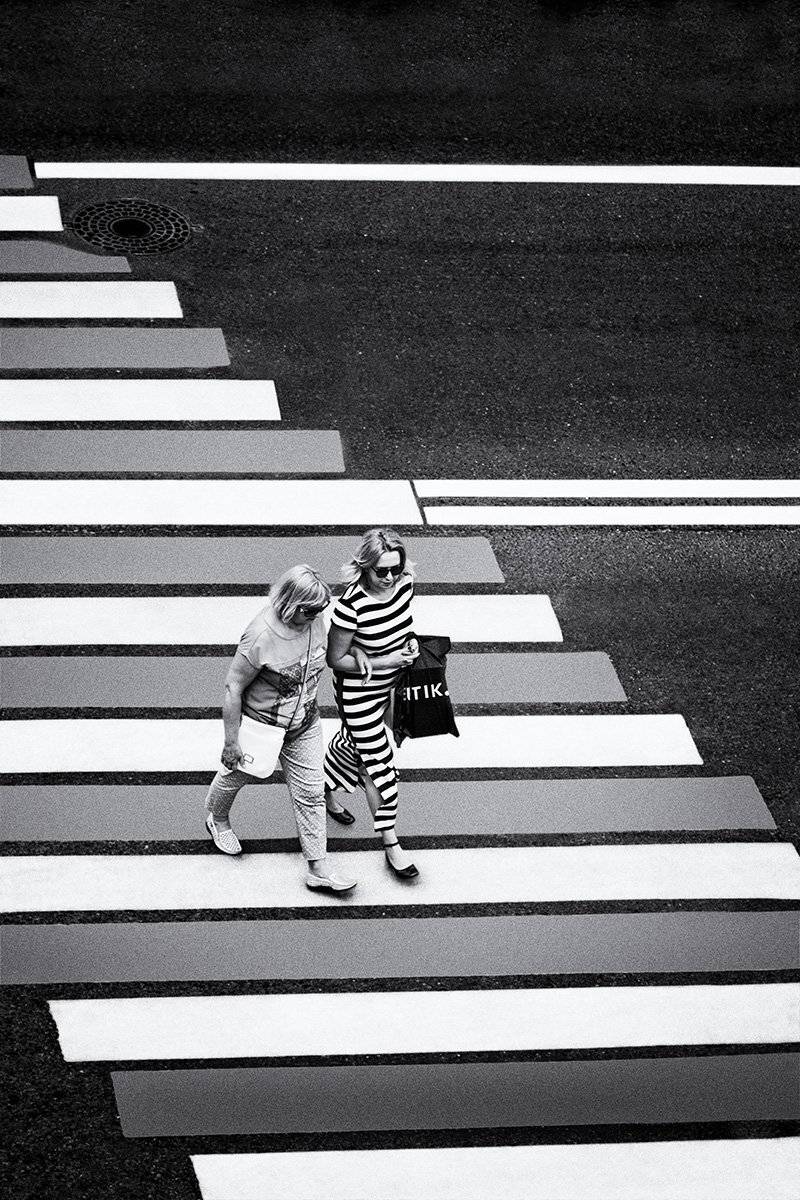 чб фото, пешеходный переход, пешеходы, уличное фото, жанровое фото, Vera Trandina