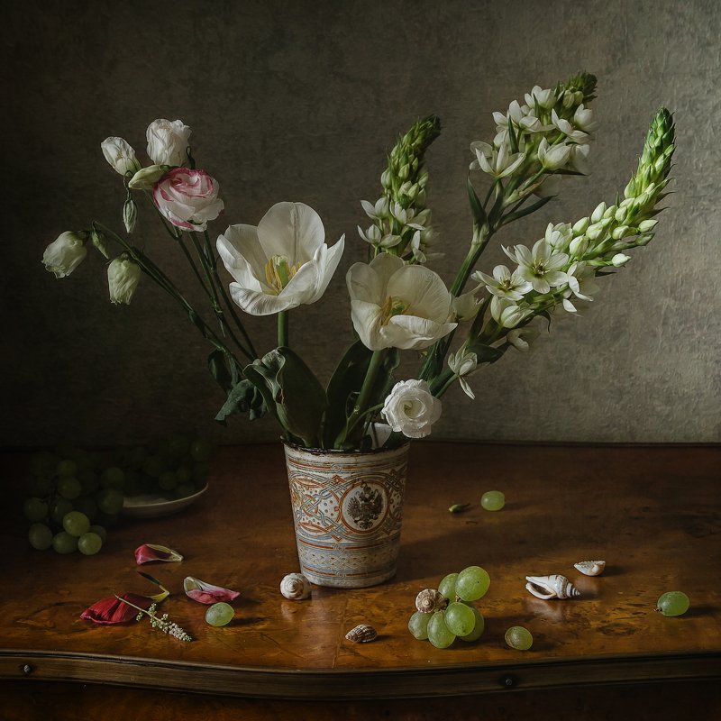 натюрморт, цветы, виноград, ракушки Белый букет с виноградом фото превью