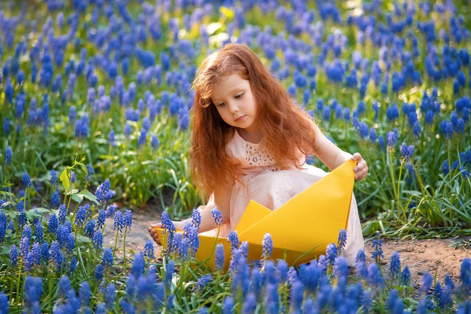 Девочка бумажный краблик желтый синий Мускари цветы весна, Ольга Алехина