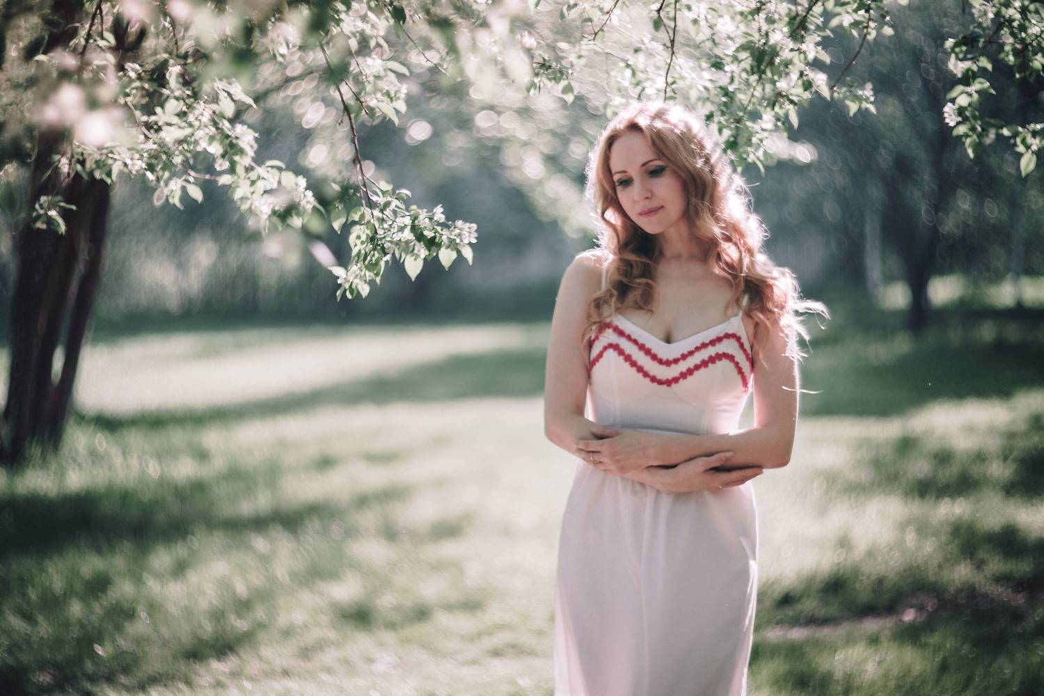 девушка, портрет, весна, солнце, свет, дерево, яблоня, Антон Лихач