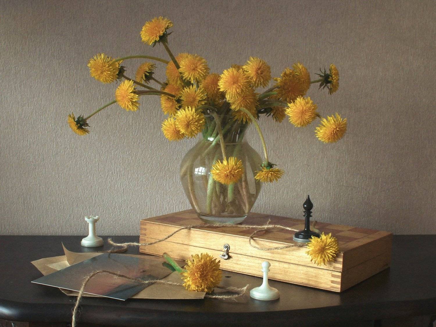 натюрморт, желтый, still life, одуванчики, шахматы, Ольга Савостина