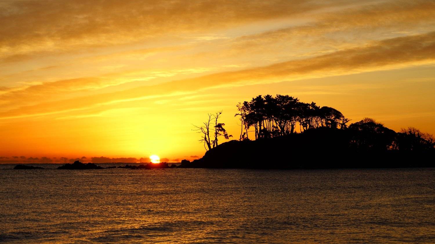 south korea, gyeongsangnamdo, ulsan,sunrise,winter,sea,seascape,sun,horizontal,sunlight,clouds,waves, Shin