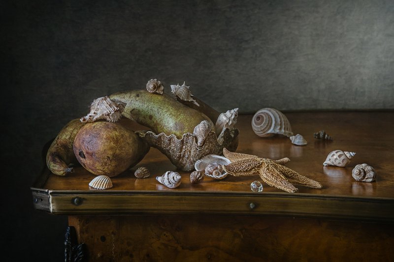 натюрморт, груша, ракушки Груши в ракушках фото превью