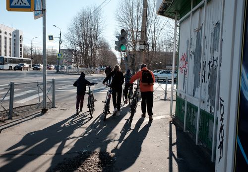 Велосипедисты на улице Труда