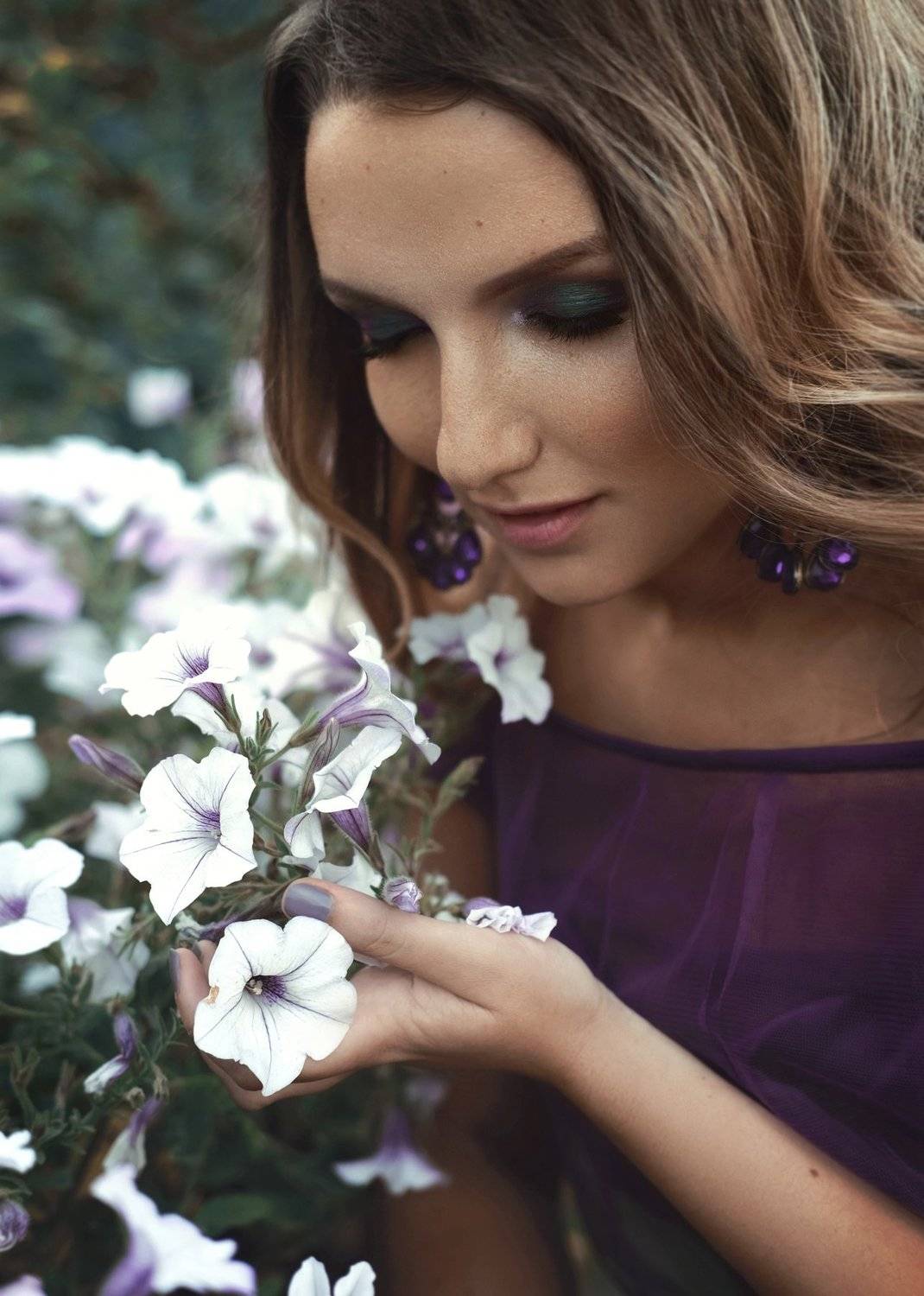 Сад, фиолетовый, сиреневый, девушка, портрет, макияж, изумрудный, платье, наряд, юность, молодость, аромат, цветы, зелень, лето, Софья Ознобихина