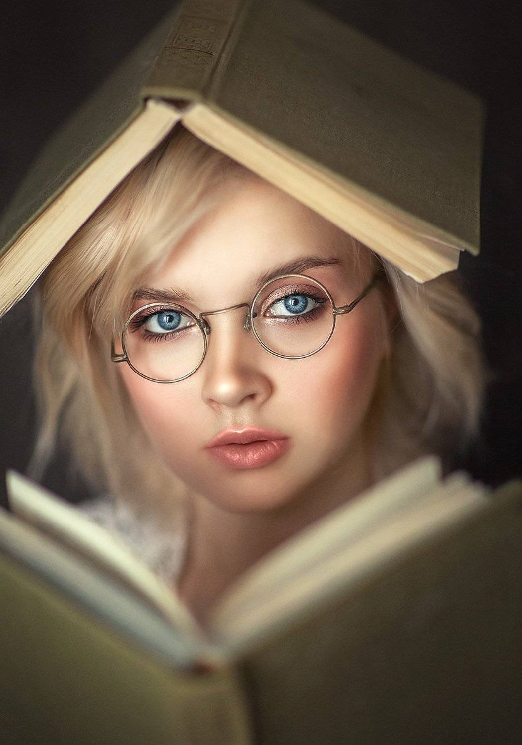 книги, портрет, женский портрет, большие глаза, голубые глаза, Настя Саврицкая