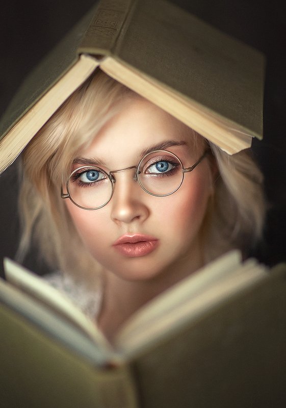 книги, портрет, женский портрет, большие глаза, голубые глаза Книги фото превью