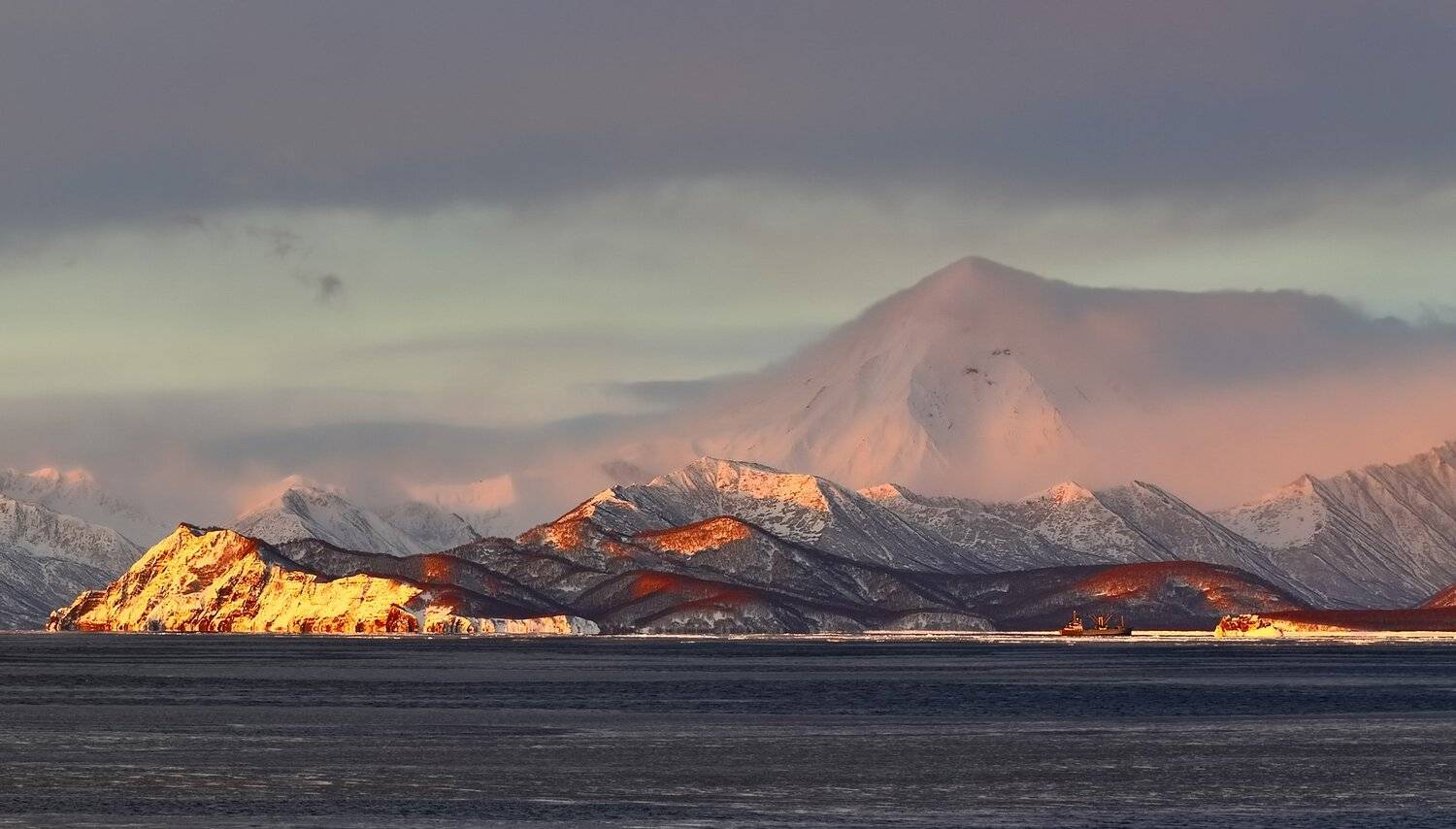 берег, вечер, горы, зима, камчатка, судно, вулкан вилючинский, Евгений Паршуков