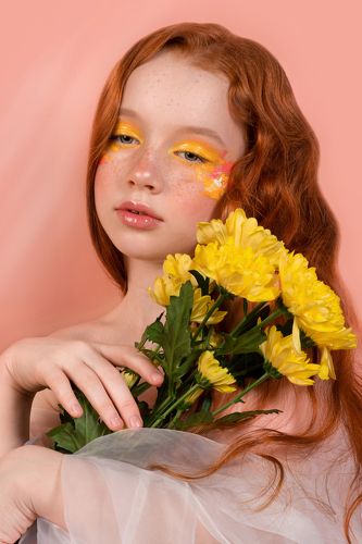 Катя и желтые цветы