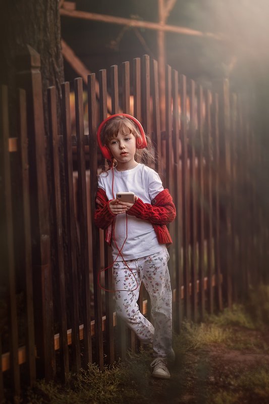 девочка наушники музыка детство меломан слушательница улица прогулка меломанка фото превью