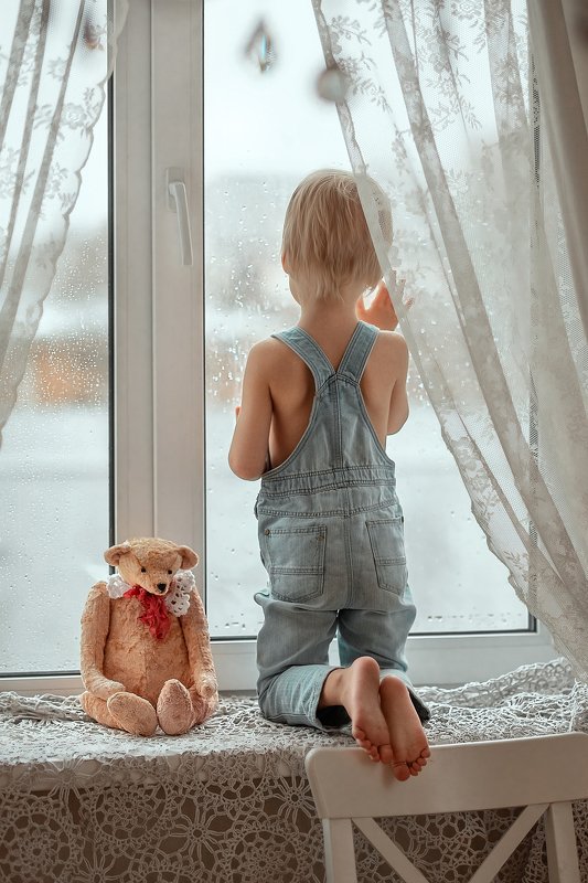 мальчик, съемка дома, у окна, дневной свет, дети, художественная фотография, дети и животные, короновирус, эпидемия, сидимдома Дождливый день фото превью