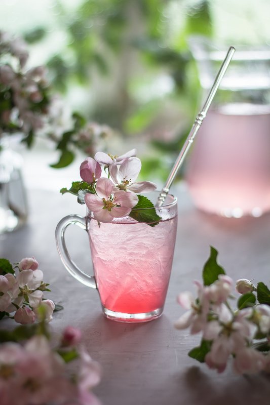 боке, натюрморт, яблоня, цветы, напиток, стекло,розовый, прозрачный, блики, still life Розовая свежесть фото превью