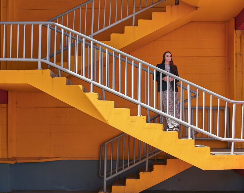 девушка, платье,лестница, желтый, геометрия, Танюша фото превью