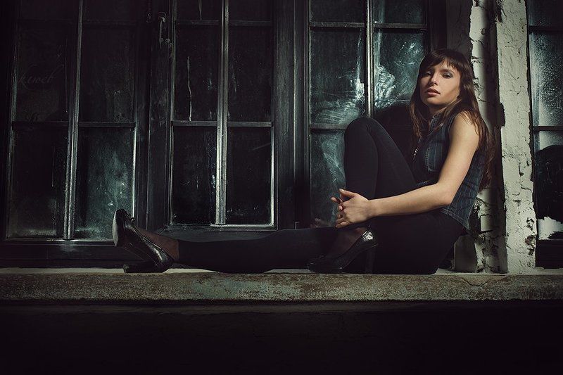 фото, портрет, девушка, гламур, подоконник, большие окна, вечер * * * фото превью