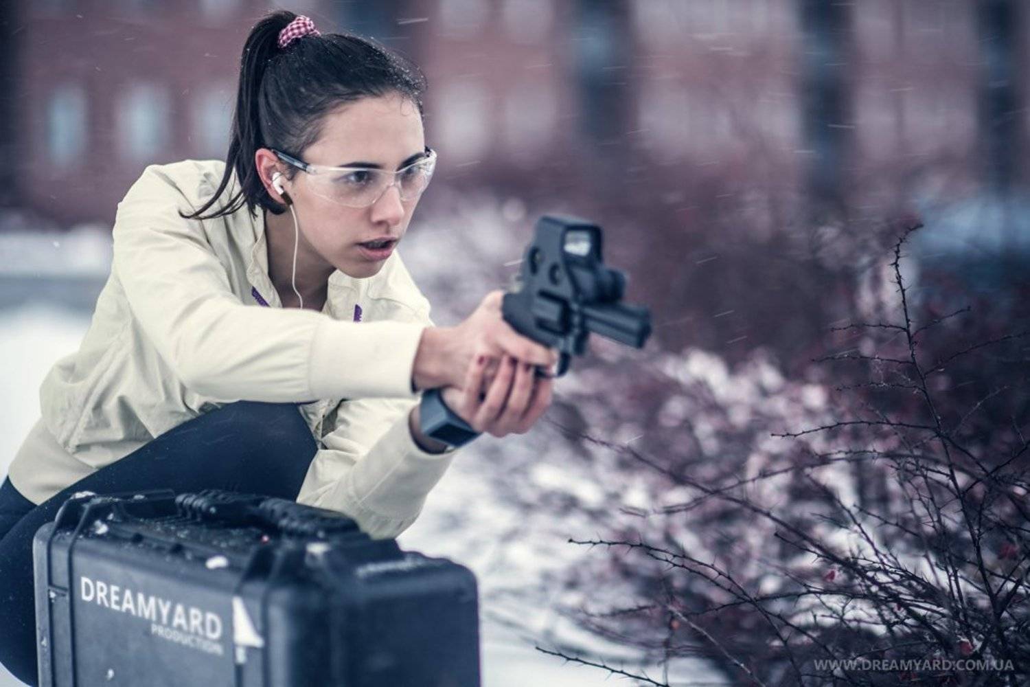 портрет, девушка, оружие, пистолет, револьвер, кейс, прицел, агент, супергерой, Сергей Заварыкин