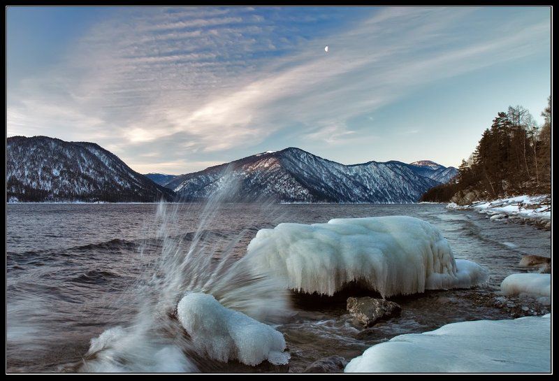 Ранее утро с луной и волной фото превью