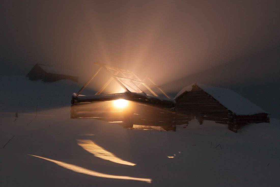 колиба, свет, лучи, карпаты, горы, зима, туман, Jaremi