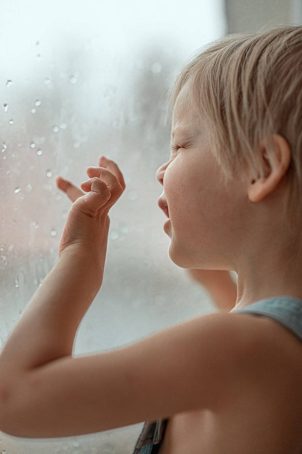 мальчик, съемка дома, у окна, дневной свет, дети, художественная фотография, дети и животные, Елена Чернигина