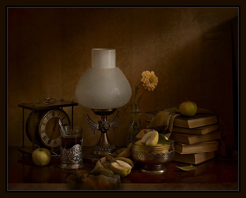 вечер. лампа, чай, книги, часы Вечерний чай фото превью