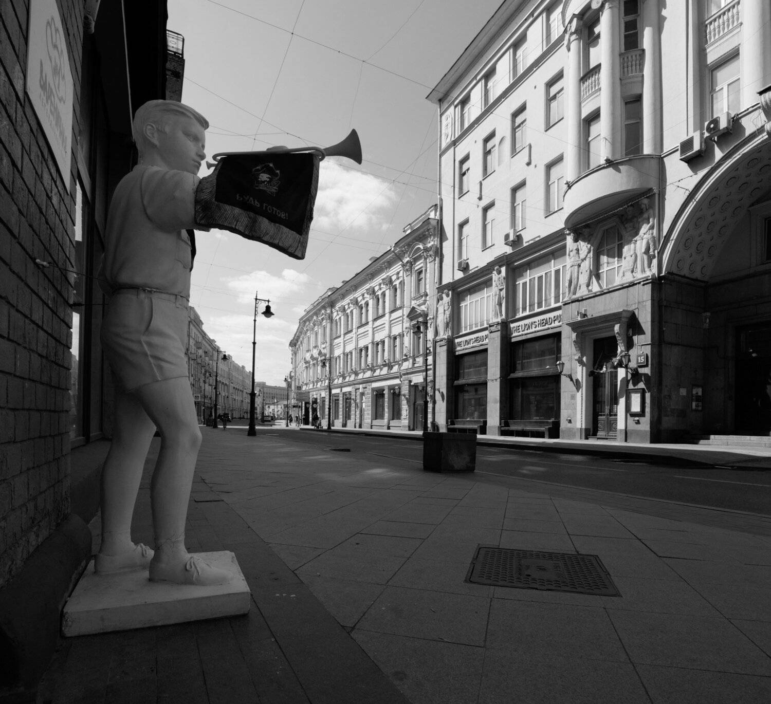 трубач, пустой город, пустые улицы, самоизоляция, карантин, день, Мясницкая, Москва, Дмитрий Ткаченко