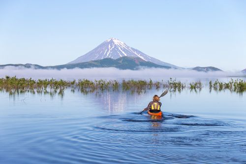 Каякинг у подножия вулкана