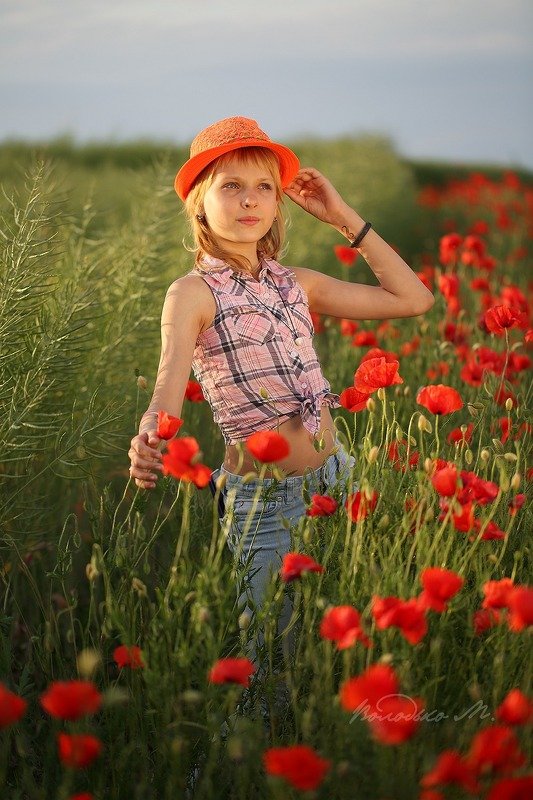 В красной шляпке фото превью