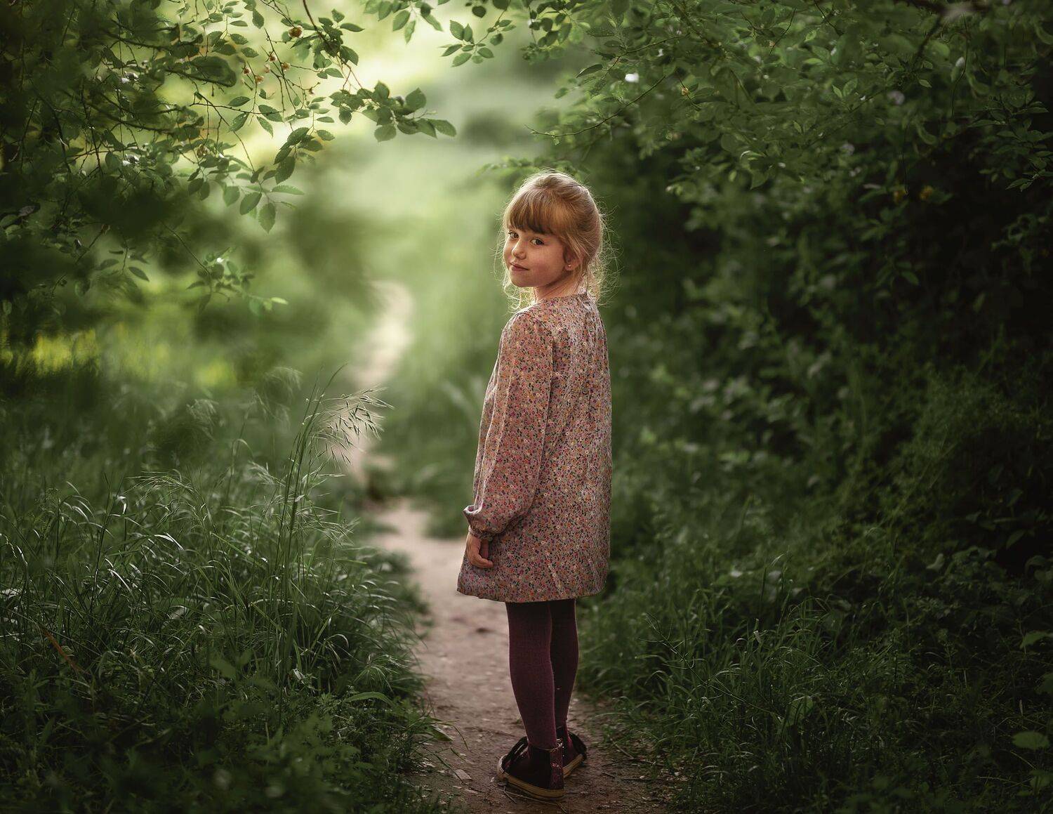 девочка, детство, лес, парк, тропинка, улыбка, одиночество, свет, Марина Еленчук