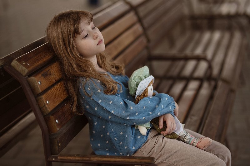 девочка кукла тряпичная лавочка зал задумчивость деревянная лавочка вокзал зал ожидания фото превью