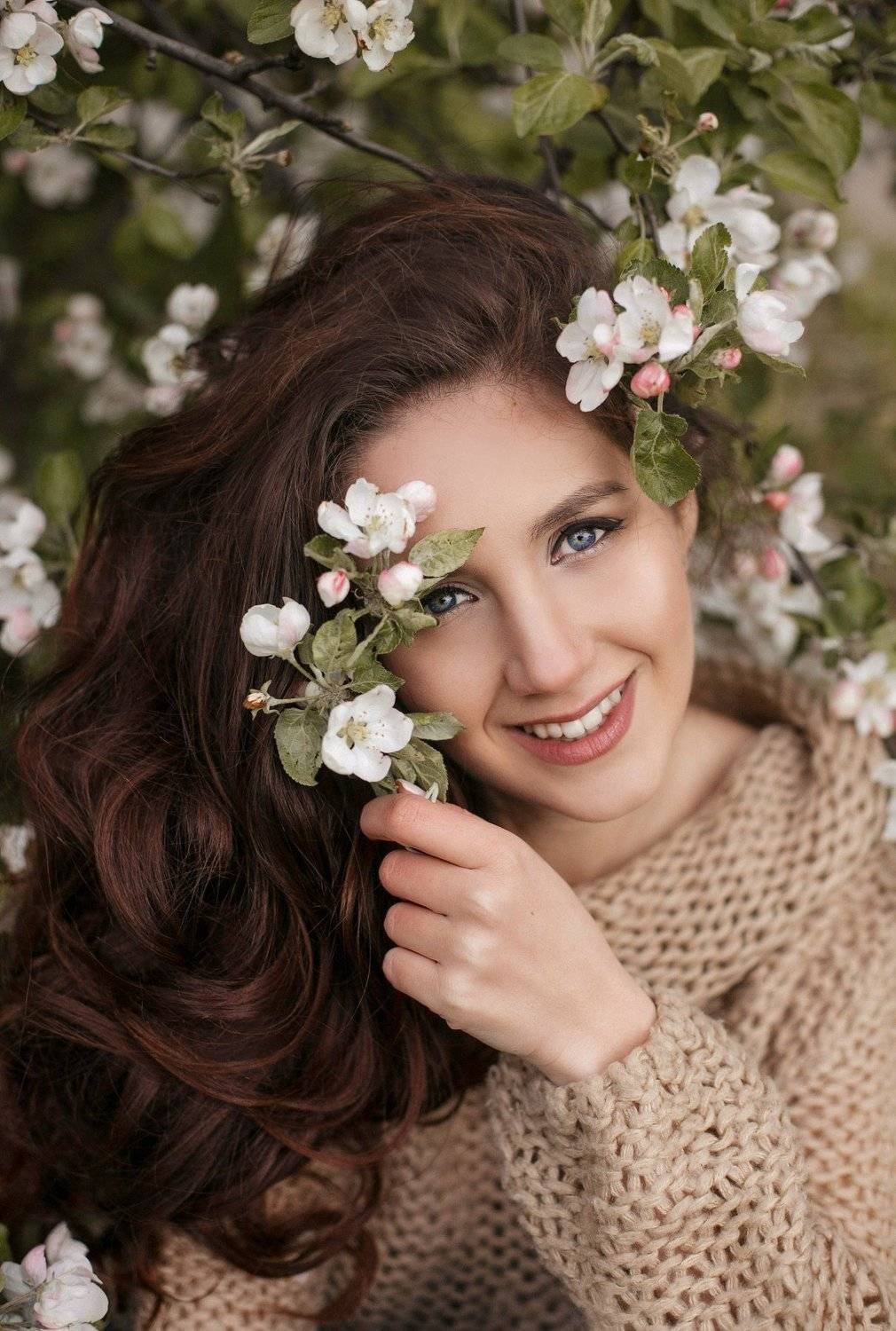 девушка,яблоня,цветы,наприроде,природа,женский портрет,волосы,взгляд,портрет, Светлана