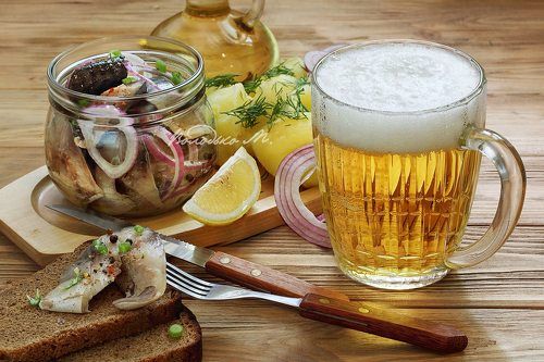Маринованная скумбрия с молодым картофелем и  пивом