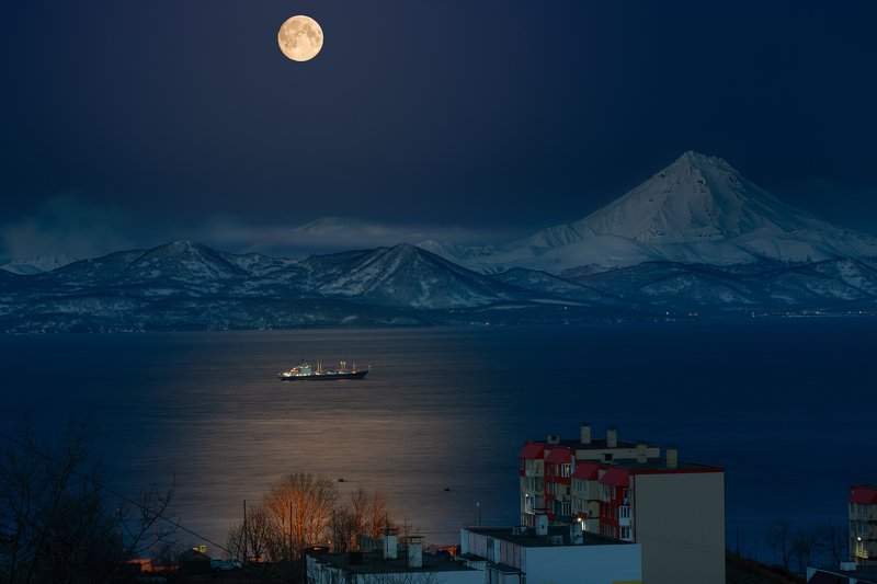 Суперлуние из окна. Два кадра фото превью