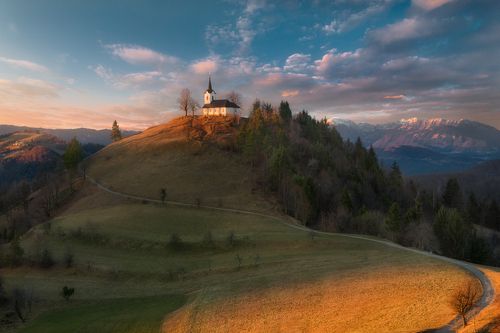 Дорожка вьётся и бежит куда-то вдаль, за горизонт.. 