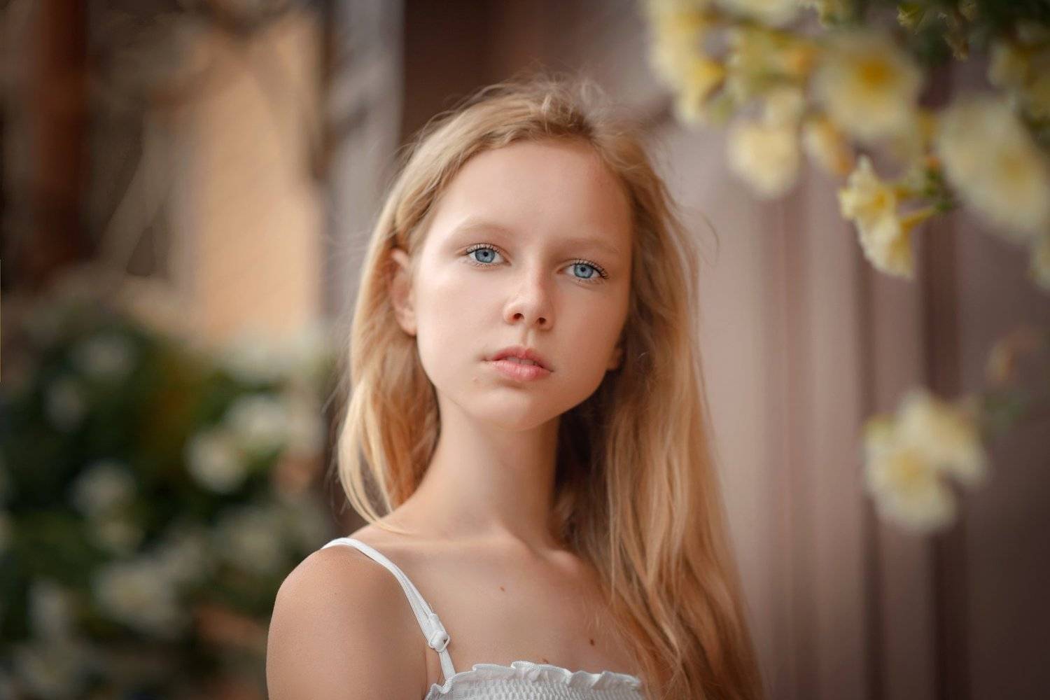 девушка, комната, черный, белый,  печаль ,красота ,грудь, красный,, Денис Лыткин