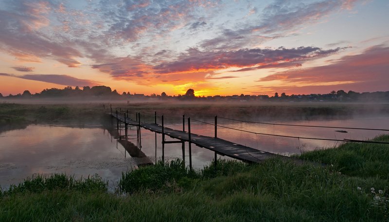 утро, свислочь, туман, мостик, пейзаж По узенькому мостику... фото превью