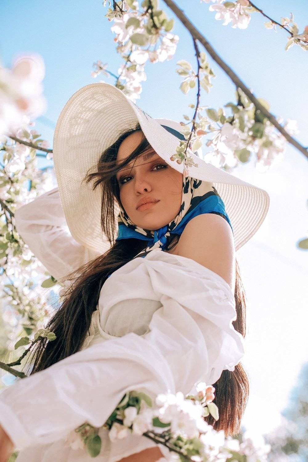 девушка,яблоня,цветы,наприроде,природа,женский портрет,волосы,взгляд,портрет, Светлана