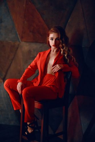 девушка в красном